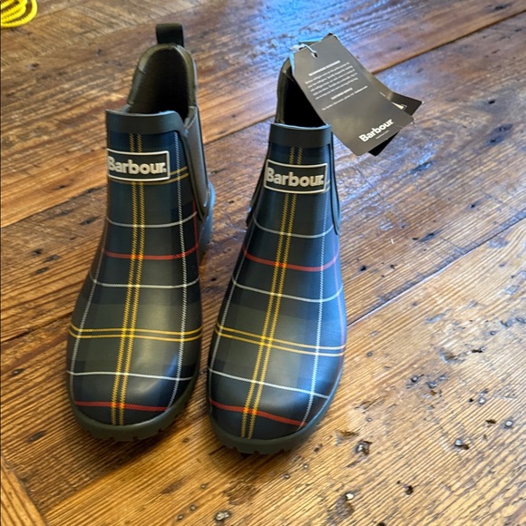 Barbour Shoes - Barbour women’s ' green  Tartan Rain Boots. Or men’s.  Size 7 men or 9 women